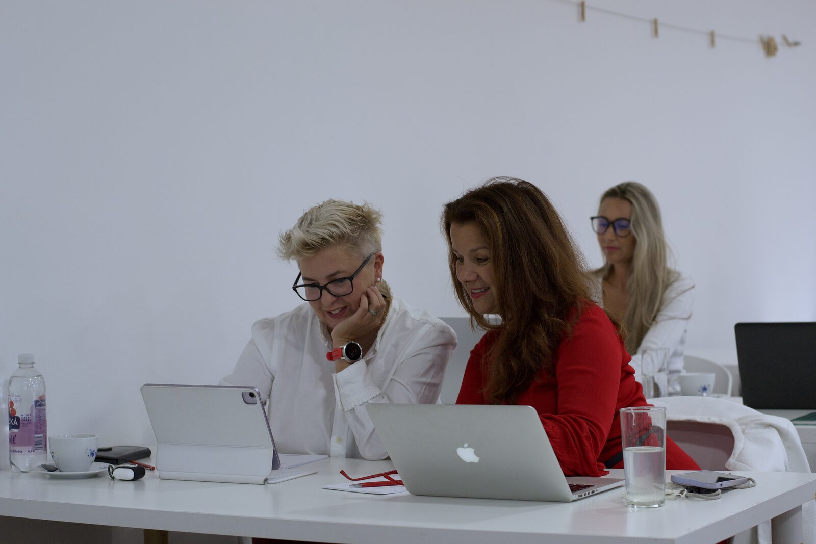 Tým GoodLadies na společné poradě nad projektem