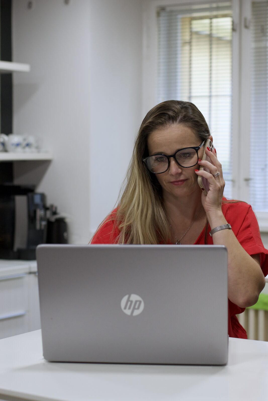 Operátorka GoodLadies odbavuje poptávku po telefonu